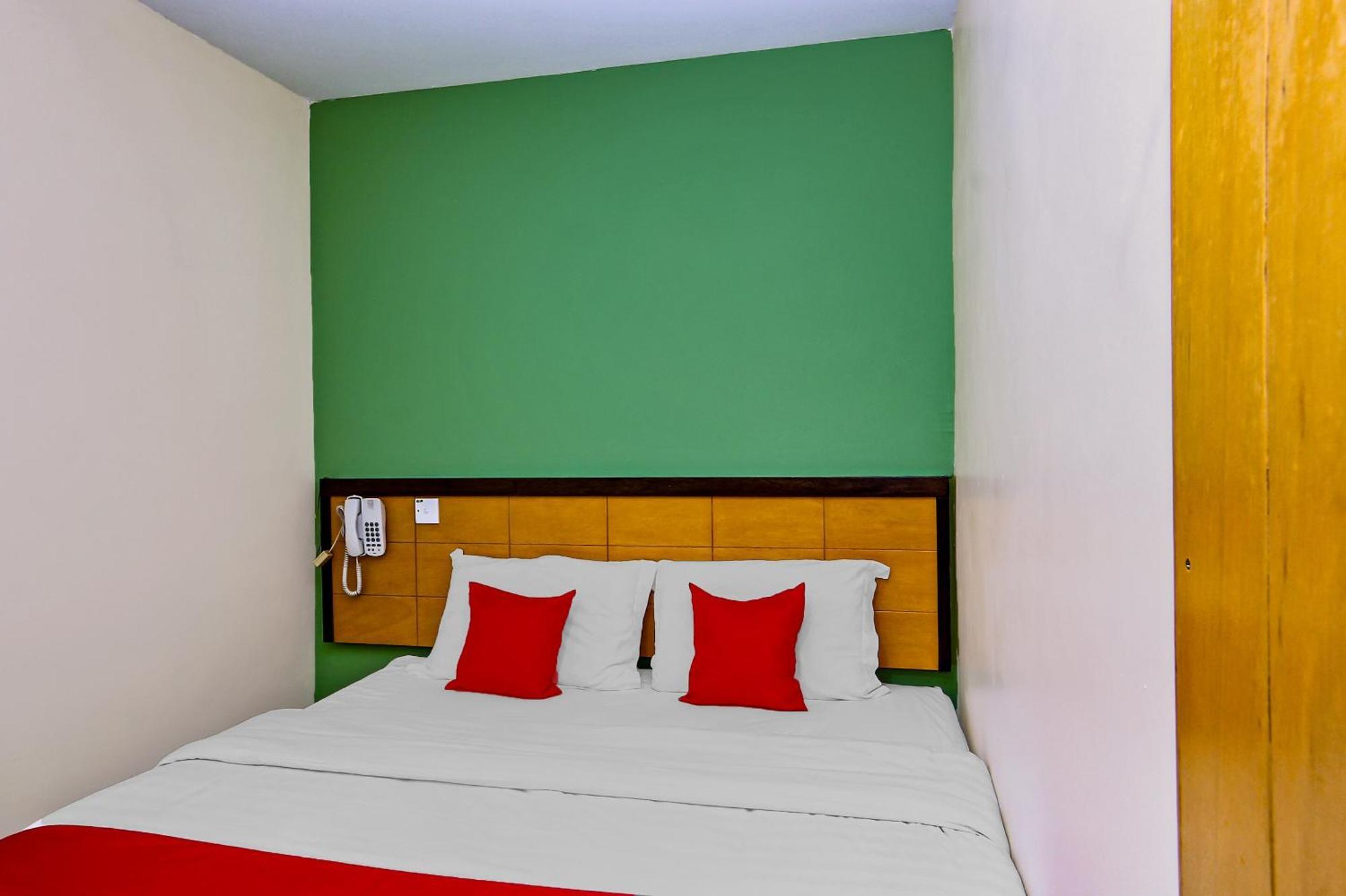 Oyo 44054 Holiday Mansion Inn Sibu Exterior foto