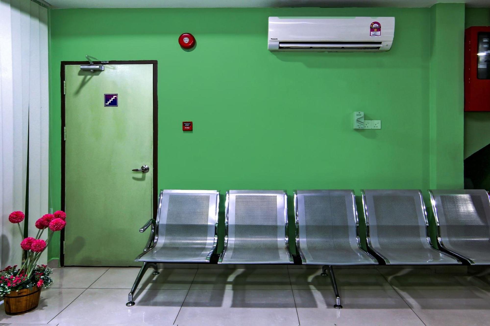 Oyo 44054 Holiday Mansion Inn Sibu Exterior foto