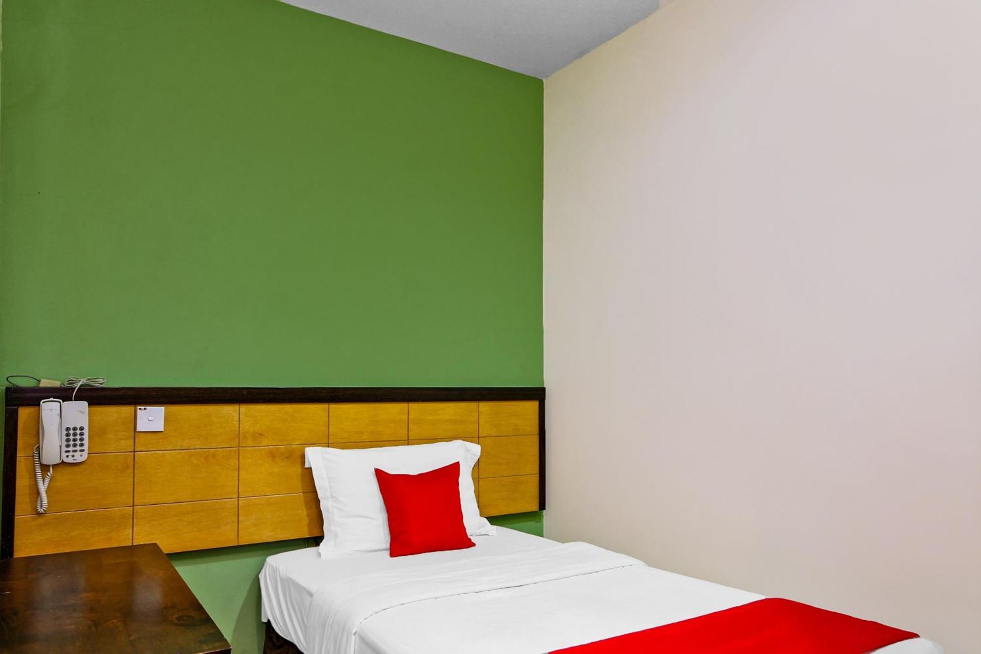 Oyo 44054 Holiday Mansion Inn Sibu Exterior foto