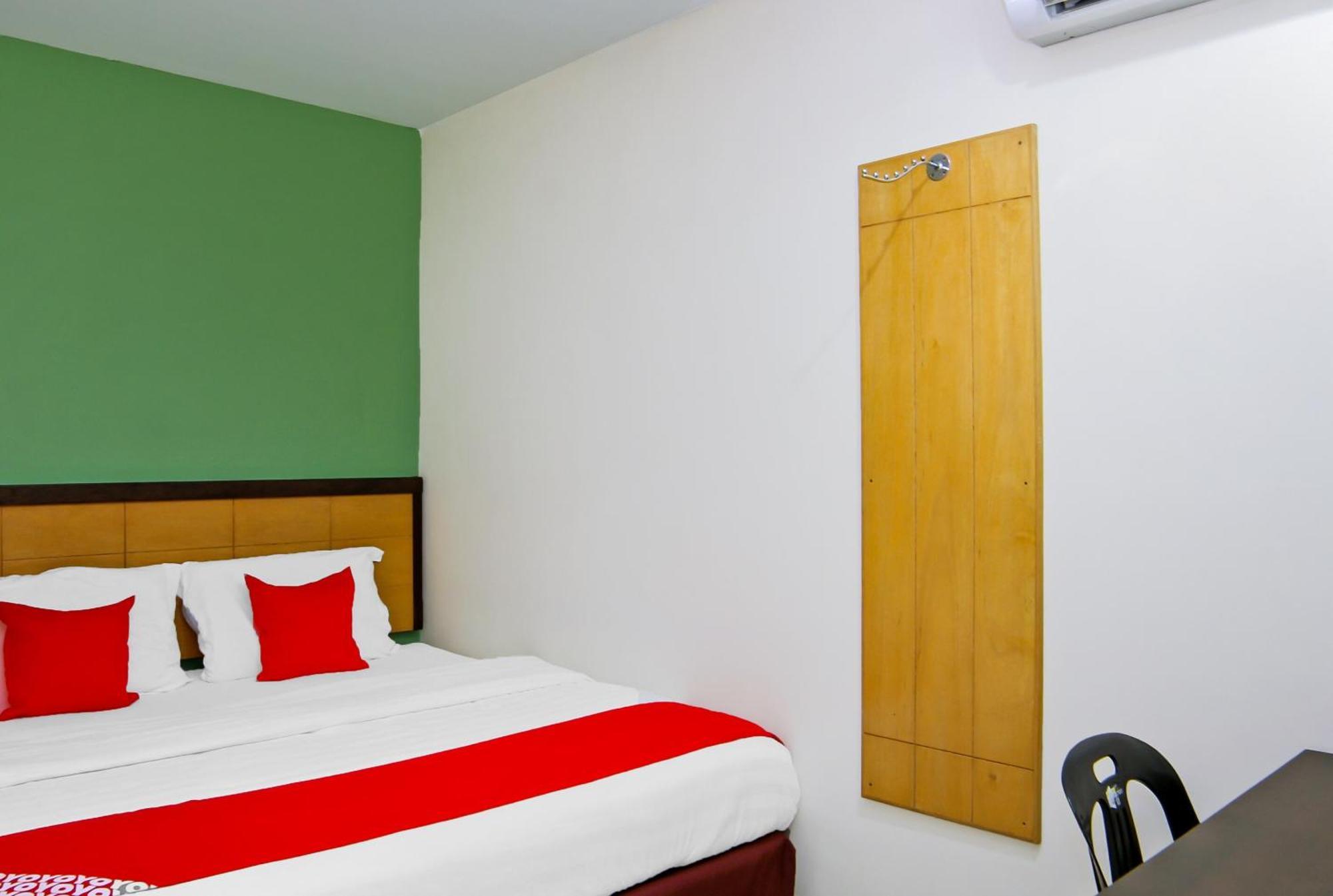 Oyo 44054 Holiday Mansion Inn Sibu Exterior foto