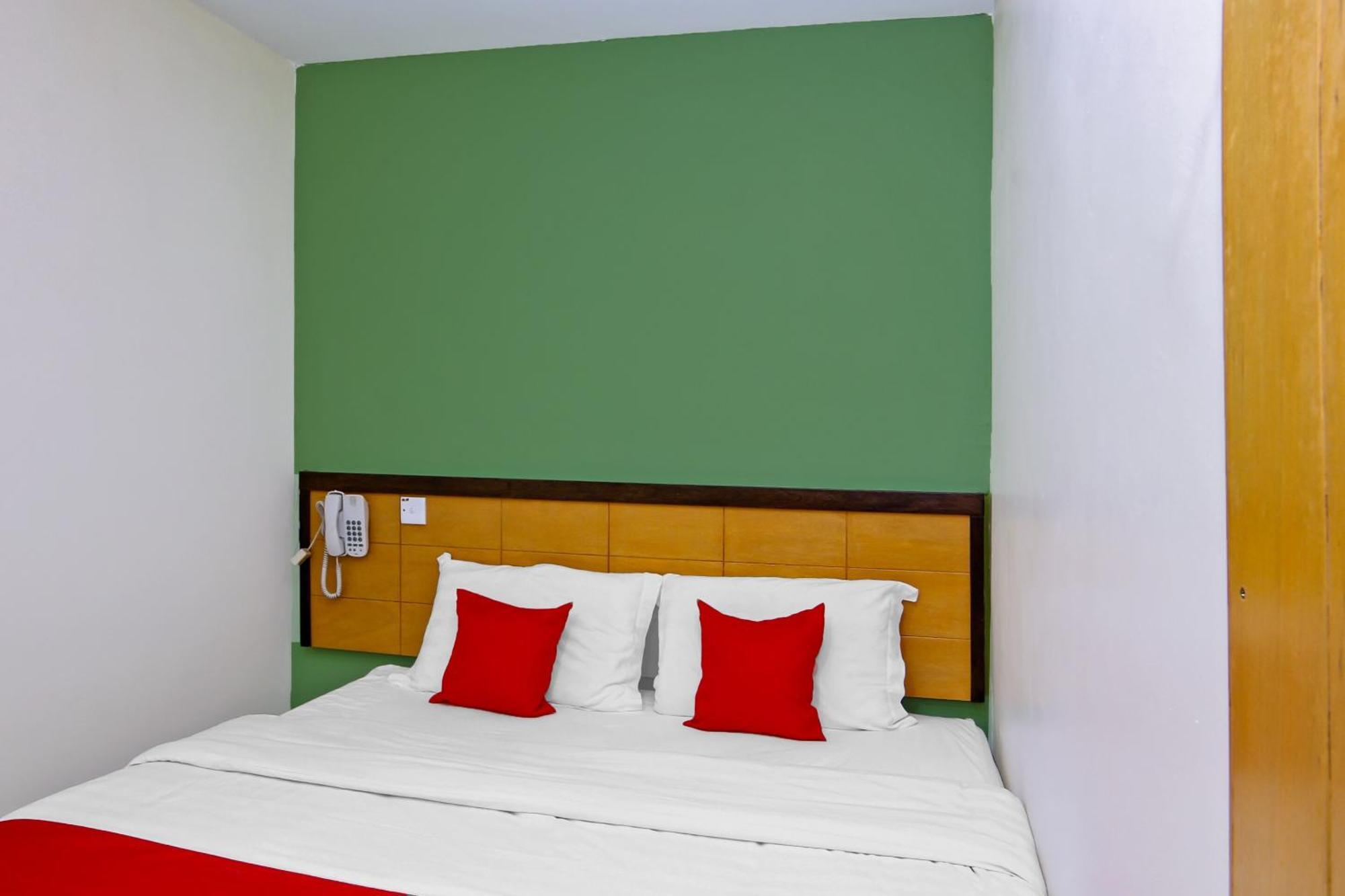 Oyo 44054 Holiday Mansion Inn Sibu Exterior foto