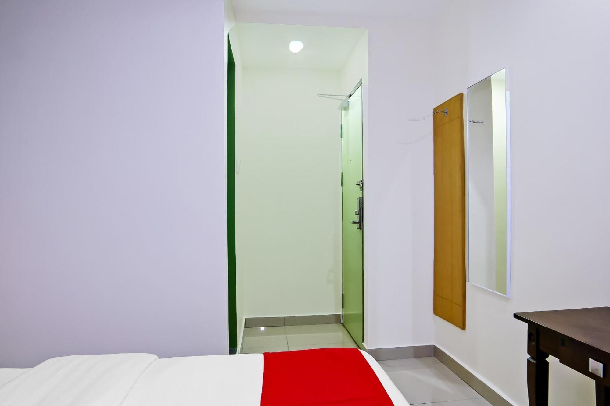 Oyo 44054 Holiday Mansion Inn Sibu Exterior foto