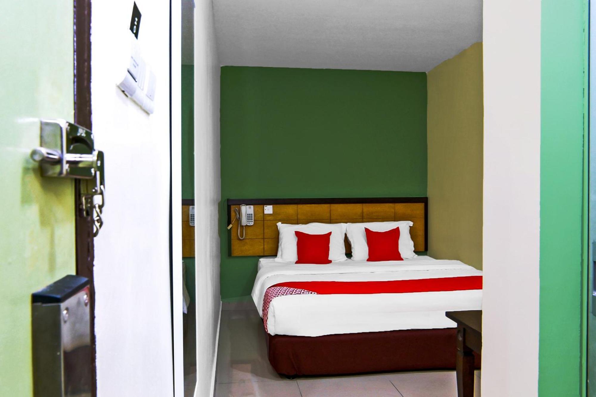 Oyo 44054 Holiday Mansion Inn Sibu Exterior foto